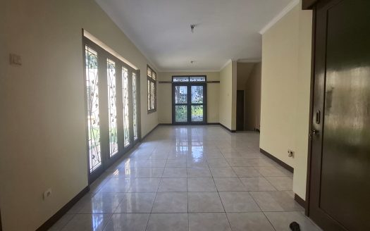 Disewakan Rumah Kota Baru Parahyangan. Posisi Hook. Asri dan Terawat. Siap Huni